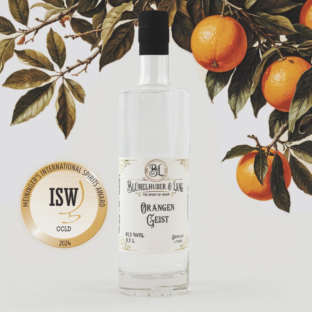 Produktabbildung Blümelhuber & Lang Orangengeist - Flasche mit ISW-Gold Siegel vor grauem Hintergrund und Ast mit Orangen